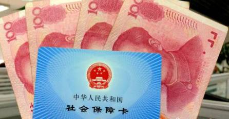從今年1月1日開始，原有的失業(yè)保險費率是1.5%的有22個省份，包括新疆生產(chǎn)建設兵團，可以在確保失業(yè)保險金按時足額發(fā)放、穩(wěn)崗補貼順利實施的基礎上，可以降低0.5個百分點。個人的費率不超過單位的費率。