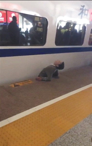 視頻顯示，一男子下半身被卡在站臺與列車之間縫隙。