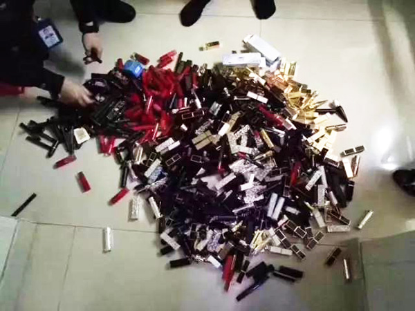 民警搜查出來的口紅。