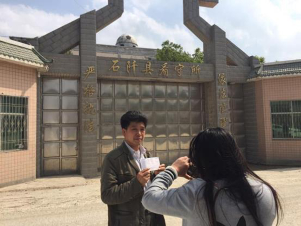 陳全松父親給看守所中的兒子交生活費。