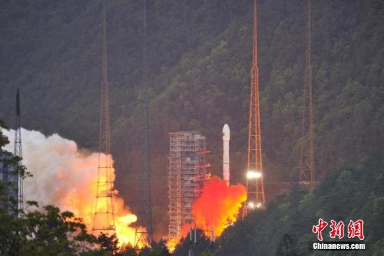 4月12日19時(shí)04分，中國(guó)西昌衛(wèi)星發(fā)射中心成功發(fā)射實(shí)踐十三號(hào)衛(wèi)星。 葉樂峰 攝