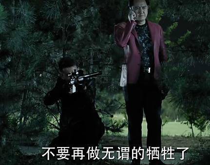 《人民的名義》原著小說有這么一段：趙瑞龍要找殺手殺了侯亮平，結(jié)果趙瑞龍的三姐發(fā)話：侯亮平要是死了趙瑞龍也要死!這就說明了大boss趙立春沒把握在侯死后的各方反應(yīng)中護(hù)住兒子趙瑞龍，因此，這就告訴了讀者，侯亮平的背景絕對不比趙立春差!