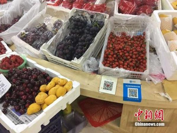 某水果攤，收款二維碼貼在顯眼位置。中新網(wǎng) 吳濤 攝