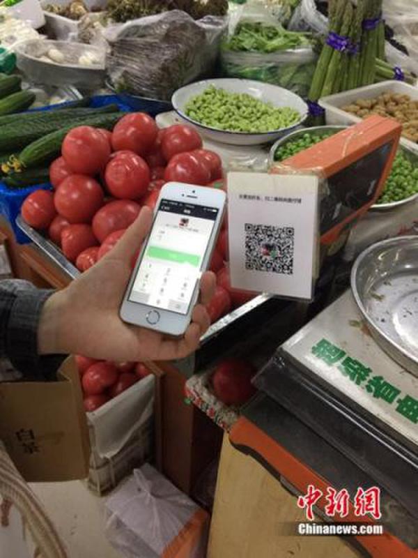 有顧客正在用微信支付結(jié)賬。中新網(wǎng) 吳濤 攝