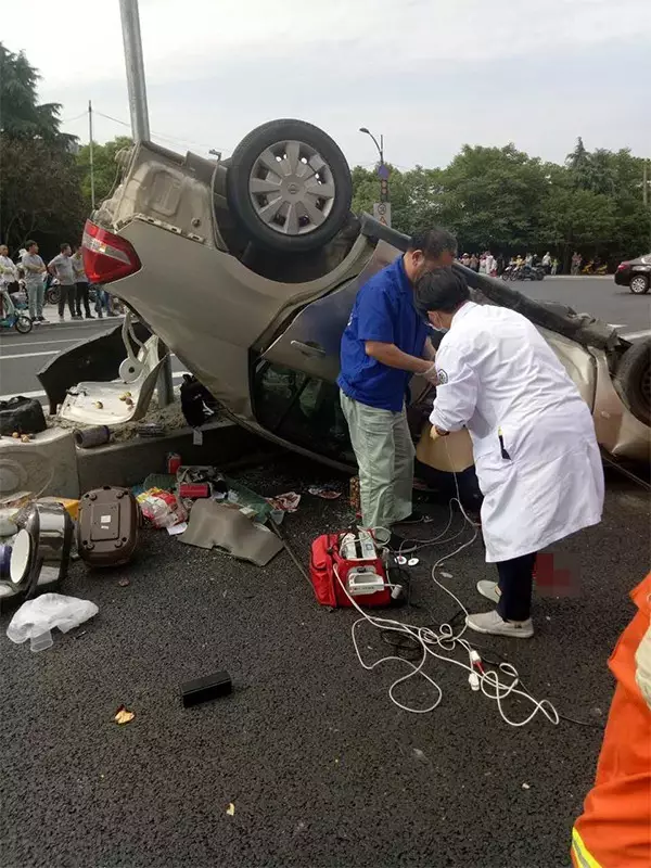 不值！小車四腳朝天司機身亡 死者只為偷幾罐奶粉