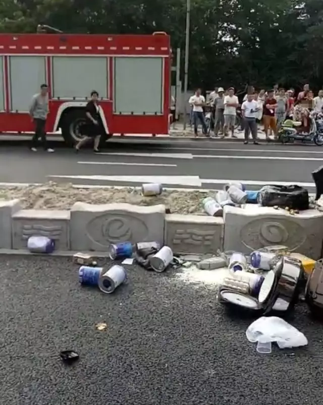 不值！小車四腳朝天司機身亡 死者只為偷幾罐奶粉