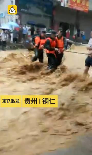 圖為6月24日，貴州銅仁多個(gè)區(qū)縣遭暴雨襲擊。