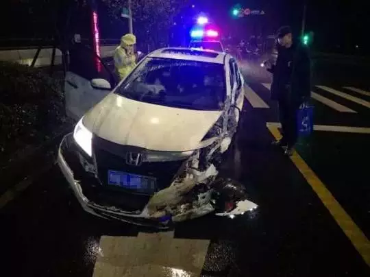 今天凌晨，杭州一對環(huán)衛(wèi)工夫婦被車撞進錢塘江