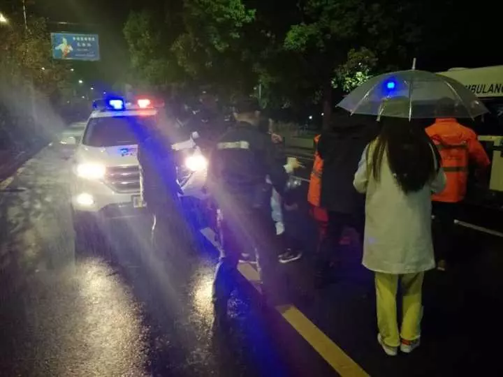 今天凌晨，杭州一對環(huán)衛(wèi)工夫婦被車撞進錢塘江