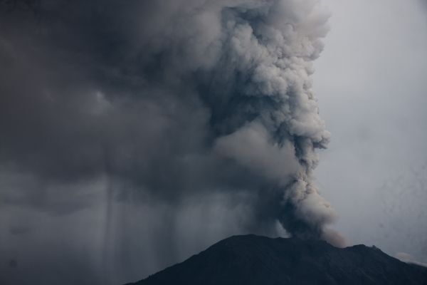 這是11月28日在印度尼西亞巴厘島拍攝的噴發(fā)火山灰的阿貢火山。新華社發(fā)