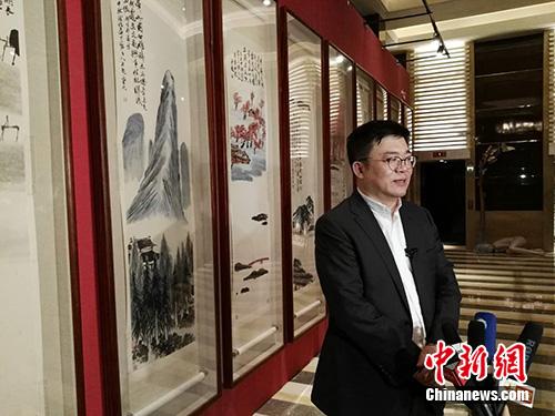 北京保利拍賣執(zhí)行董事趙旭在當晚接受采訪。<a target='_blank'  _fcksavedurl='http://www.chinanews.com/' _fcksavedurl='http://www.chinanews.com/' >中新網(wǎng)</a>記者 宋宇晟 攝