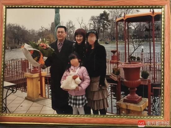 回國(guó)之前的張津華和王煥凱，兩個(gè)可愛(ài)的女兒，一家四口曾經(jīng)幸福的生活。
