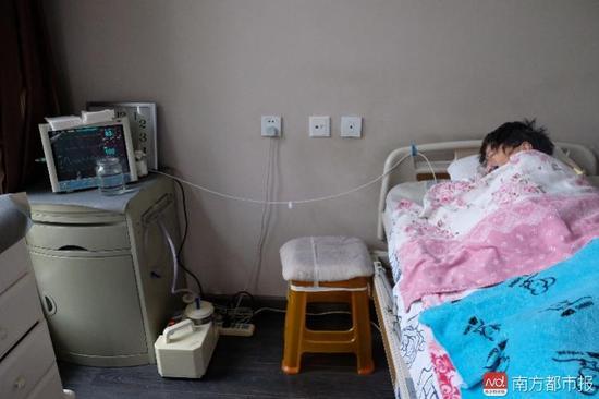 為了照顧張津華，家人把家里的房間變成了病房。氧氣管、心電圖、呼吸機(jī)、排痰機(jī)、鼻飼管、藥柜……（羅逸爵 攝）