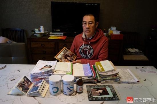 王煥凱及家人這些年照顧張津華做的護(hù)理記錄。（羅逸爵 攝）