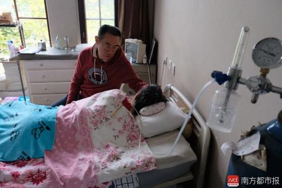 氧氣的轟隆聲，一刻不停地在這個(gè)家里“吵”了九年多。（羅逸爵 攝）