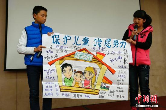 12月4日，由全國婦聯(lián)和聯(lián)合國兒童基金會在北京共同舉辦了“共同行動——停止對兒童暴力，促進(jìn)兒童保護(hù)”的主題宣傳活動。圖為活動兒童代表以繪畫的形式說出他們的心聲。<a target='_blank'  _fcksavedurl='http://www.chinanews.com/'>中新社</a>發(fā) 富田 攝