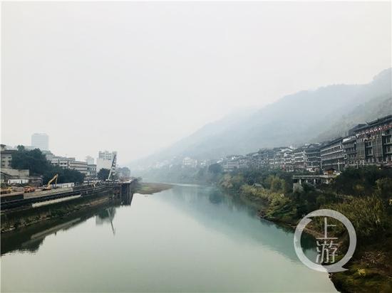 △赤水河兩岸的茅臺(tái)鎮(zhèn)有著超過(guò)2000家白酒經(jīng)營(yíng)戶。