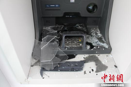 被砸的ATM機(jī)。萬(wàn)山警方提供