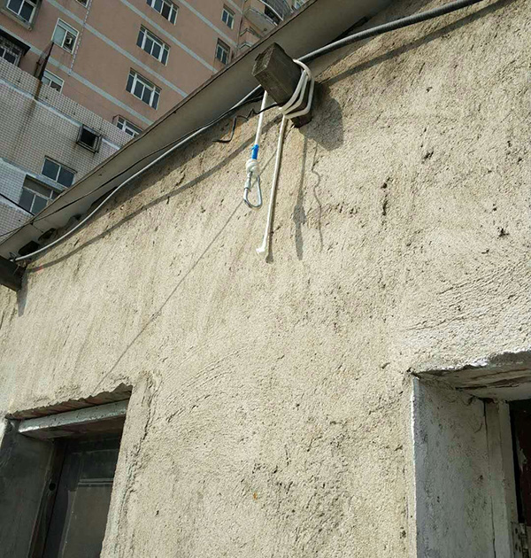懸掛的登山繩子和房梁。