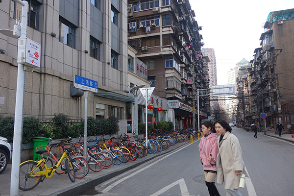 上海路的兩邊，大多是一些老房子。