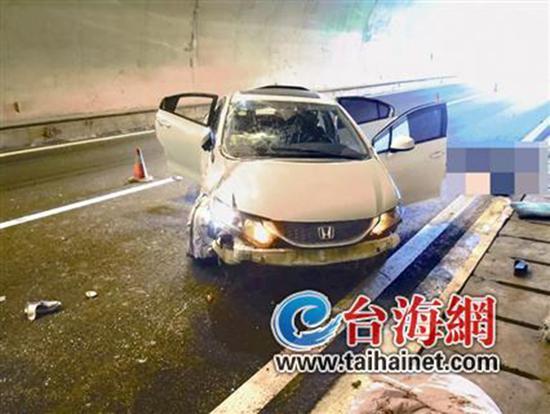 小車在龍巖高速隧道內(nèi)翻車，擋風(fēng)玻璃脫落。 臺海網(wǎng) 圖