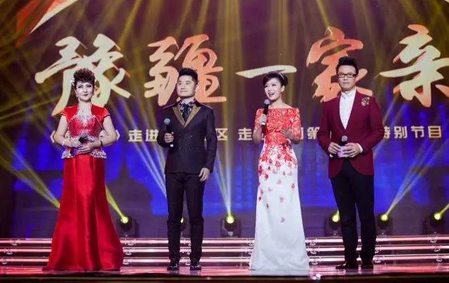 主持人：白燕升、龐曉戈、關(guān)楓、熱娜·古麗（從右到左）