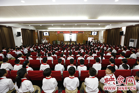 “快樂過暑期，安全數(shù)第一”系列活動新聞發(fā)布會在河南省鄭州市天明路小學大禮堂舉辦
