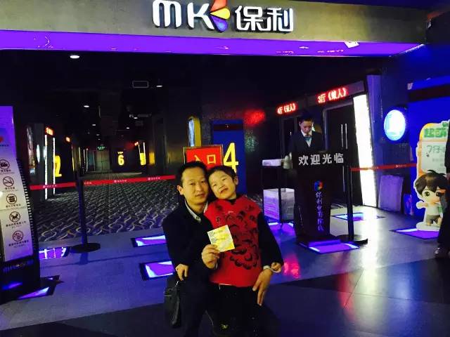 再來看兩個萌娃，表情都好有戲！