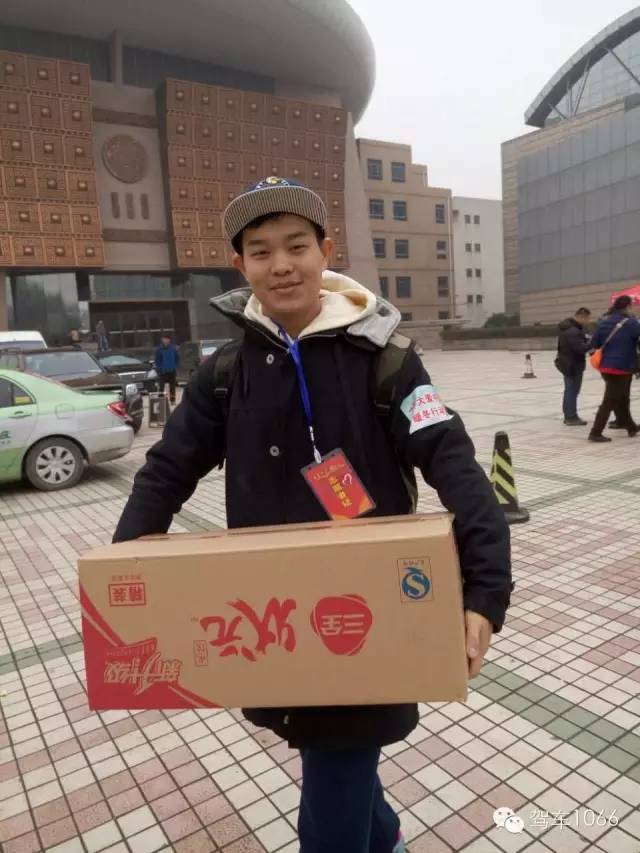河南電臺1066主持人小澤，搬送愛心餃子。
