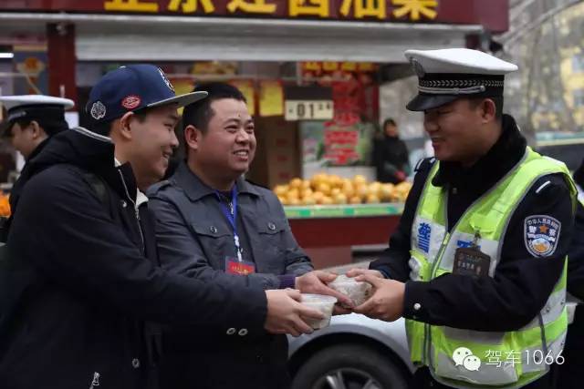 新華社攝影記者李博，也隨我們1066小分隊一路同行他也為我們記錄下了一幕幕溫暖的瞬間。