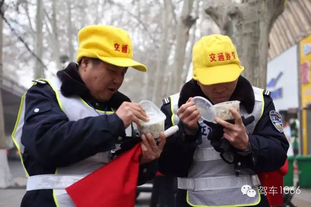 1066小分隊和志愿者來到金水路文化路，給這里執(zhí)勤的交警和協(xié)管送去暖心餃子。