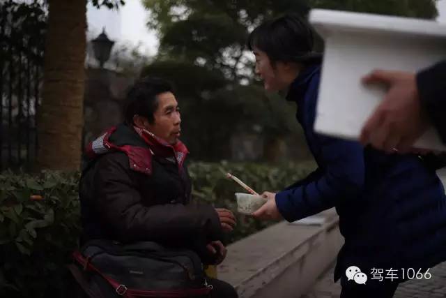 1066小分隊來到紫荊山（摩的司機、出租車司機、市民)，給他們送去餃子。