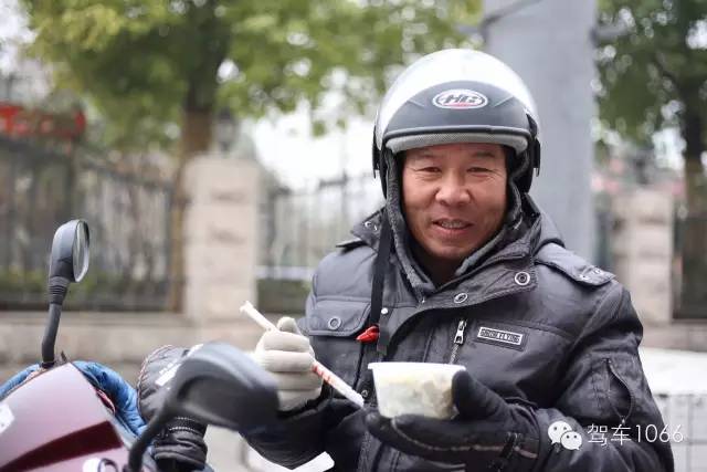1066小分隊來到紫荊山（摩的司機、出租車司機、市民)，給他們送去餃子。