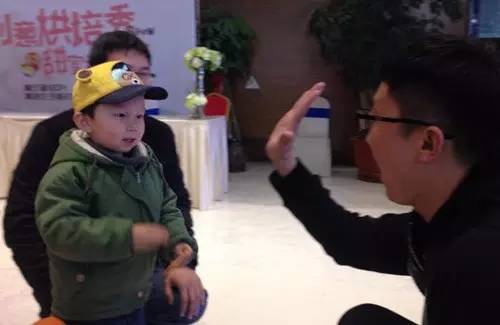 老楊你真心的是童心未泯啊，來，跟叔叔Give Me Five！