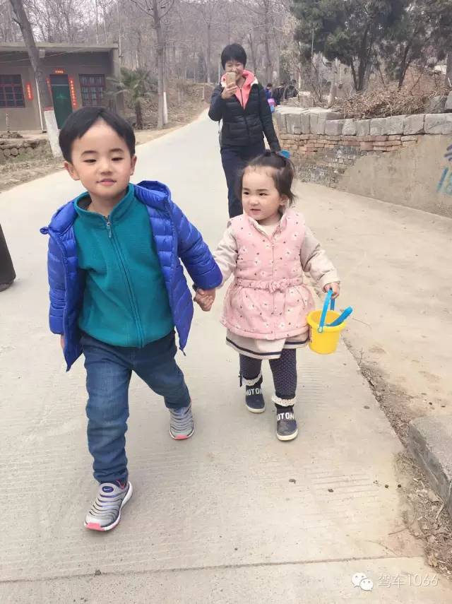 哥哥帶著妹妹跑著去植樹！