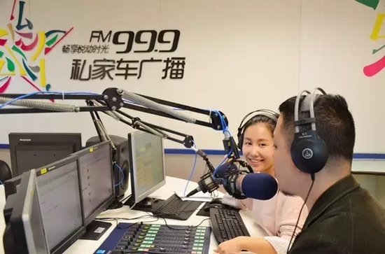 美女嘉賓來做客直播間，麥姐看莫非的眼神，嘖嘖，愛一個人是什么感覺？