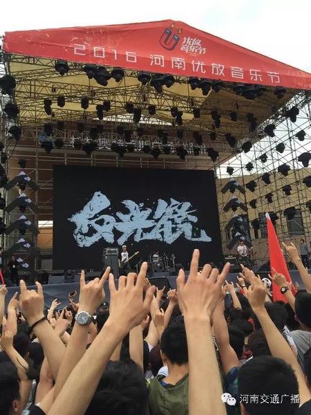 這么多朋友！默契的舉著一個手勢！