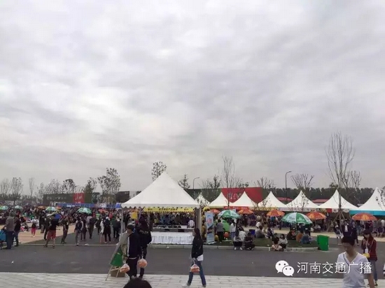 雖然天空已經(jīng)烏云密布，但大家的熱情絲毫不減！