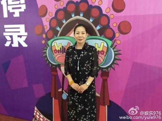 河南大愛劇團(tuán)代表張艷紅講述自己帶領(lǐng)團(tuán)里的演員參與挑戰(zhàn)的故事。