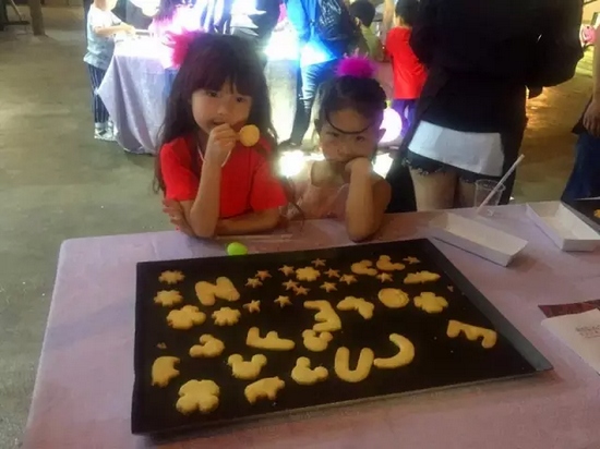 烤制好的餅干，發(fā)揮想象力，畫上美麗的圖案