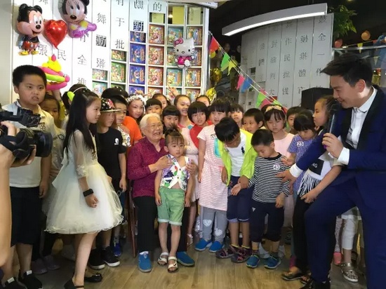 　　豫劇表演藝術(shù)家高潔老師和孩子們?cè)谝黄穑v述自己和戲曲的故事，祝福所有的小朋友節(jié)日快樂(lè)。