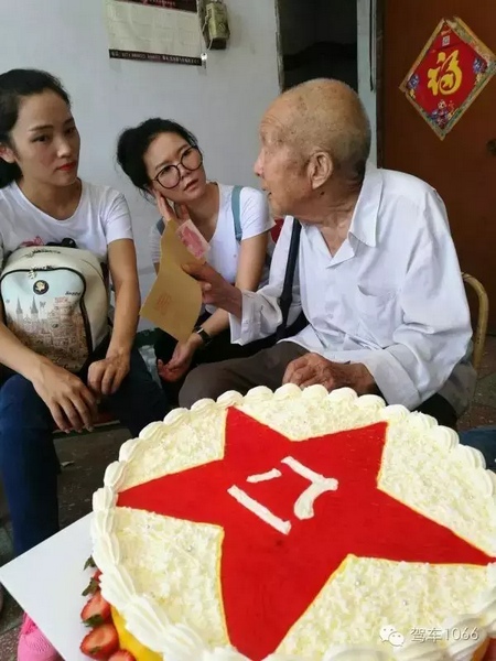 二姐們認(rèn)真聽(tīng)老兵講抗戰(zhàn)的故事，老人年事已高，記憶都是轟炸！轟炸！轟炸！