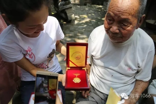 老兵聽(tīng)不到我們?cè)谡f(shuō)什么，今年98了。