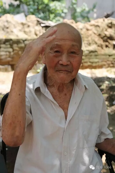 老兵身子骨不行了，九十多歲了……也許軍禮不那么標(biāo)準(zhǔn)了，但是這一幕還是感動(dòng)到了我們……