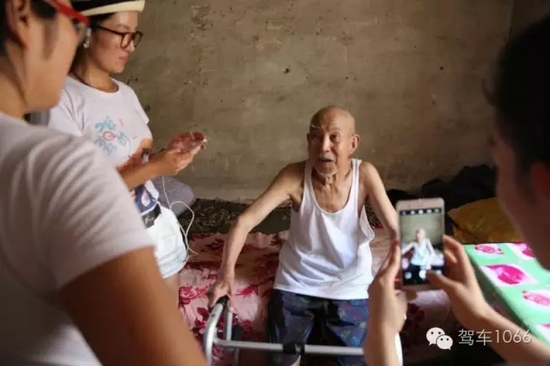 老兵老兵，你的勛章呢，國(guó)家給你的那個(gè)？