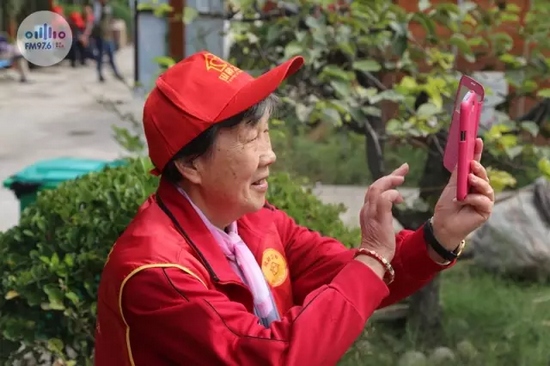 爺爺奶奶叔叔阿姨被盛運(yùn)莊園的景致吸引，紛紛拍照留影