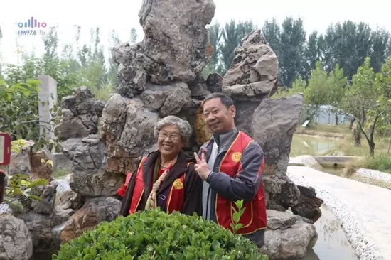爺爺奶奶叔叔阿姨被盛運(yùn)莊園的景致吸引，紛紛拍照留影