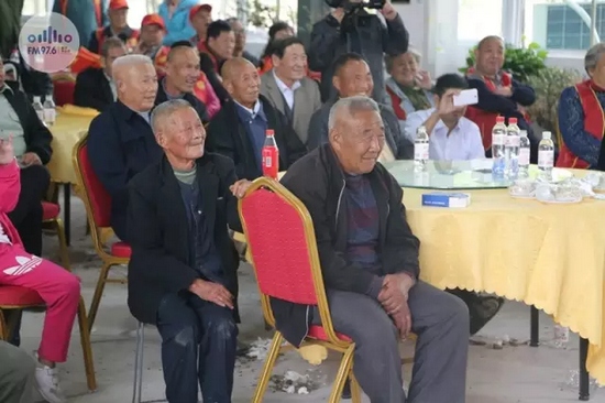臺上展風(fēng)采，臺下笑開懷