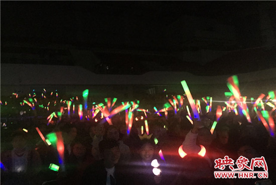 當(dāng)晚現(xiàn)場約2500個座位全場爆滿，還有全國各地歌迷會趕來的歌迷們。
