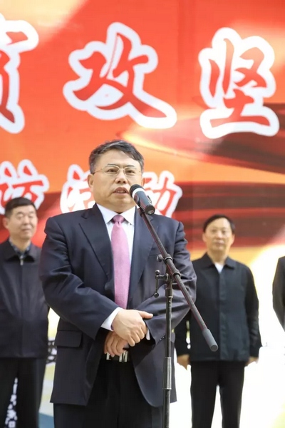 省委宣傳部副部長、省新聞出版廣電局局長朱夏炎宣布《打贏脫貧攻堅戰(zhàn)》大型采訪活動正式啟動。